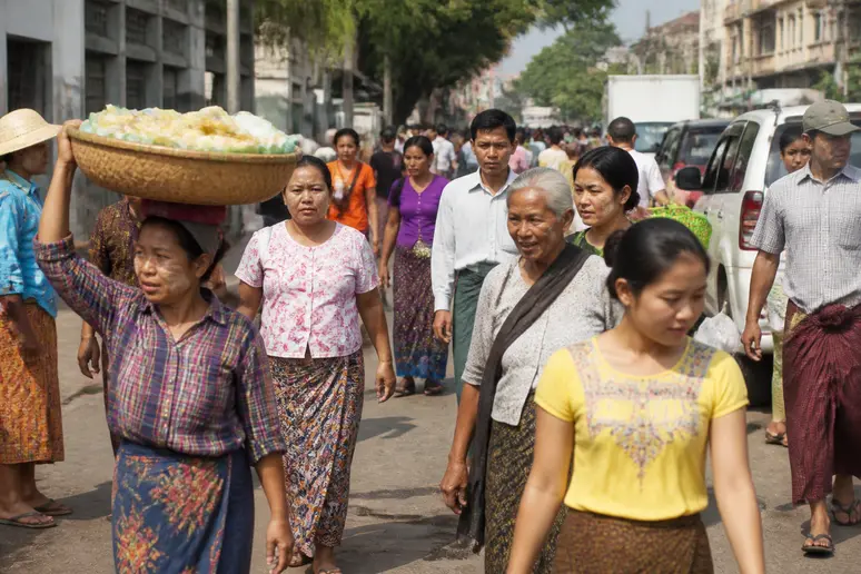 Vielfältige ethnische Gruppen Myanmars beleben eine geschäftige Marktstraße in Yangon, ein lebendiges Bild des täglichen Lebens und der kulturellen Mischung.