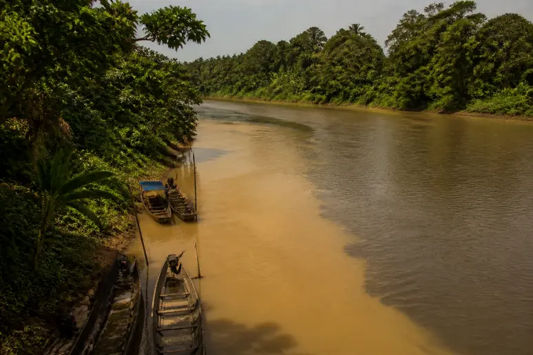 Zusammenfluss der Flüsse Klang und Gombak, der Namensgeber für Kuala Lumpur, umgeben von üppiger Vegetation.