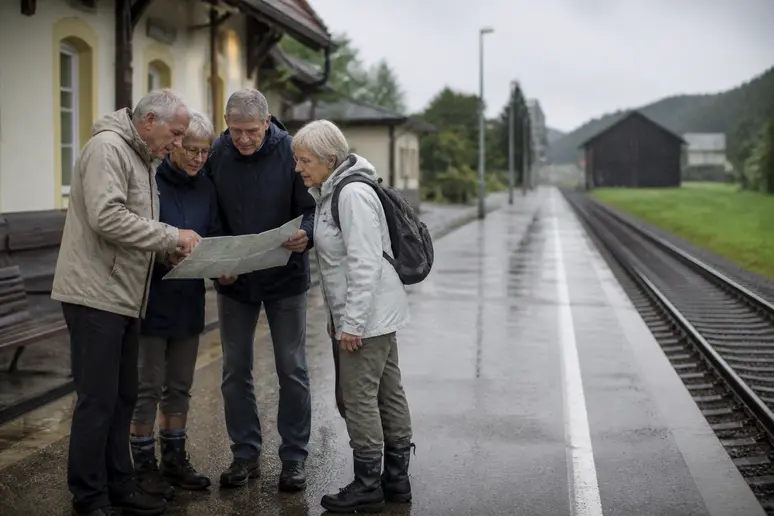 Deutsche Touristen planen ihre Reise in Bayern bei regnerischem Wetter, um alternative Routen zu finden.