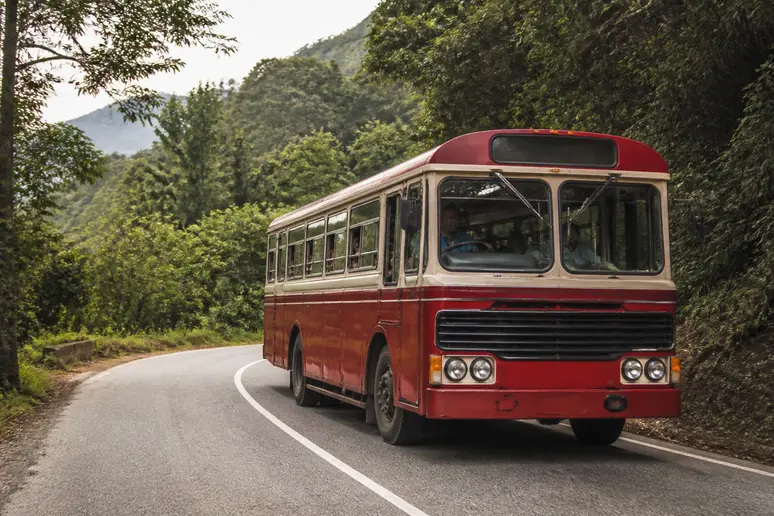 Ein lokaler Bus fährt auf einer malerischen Bergstraße nach Ella, Sri Lanka – ella sri lanka