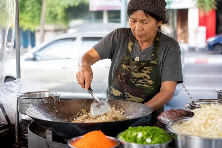 Leckeres Pad Thai an einem Straßenstand in Bangkok, ein Beispiel für günstige kosten-urlaub-thailand.