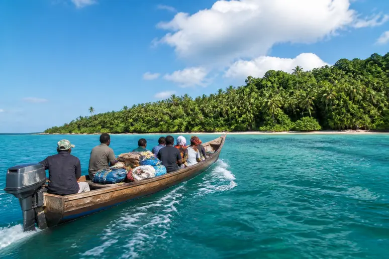 Schnellboot-Überfahrt von Bali nach Nusa Lembongan, lokale Passagiere genießen die kurze Fahrt über türkises Wasser.