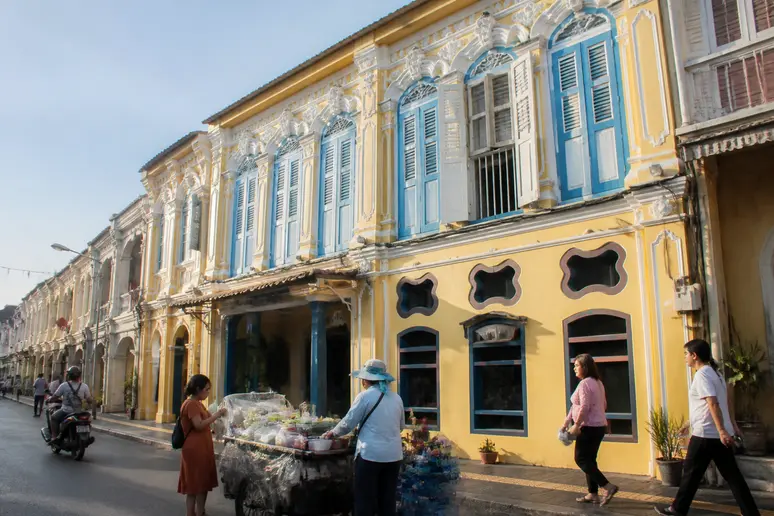 Farbenprächtige sino-portugiesische Architektur prägt die Altstadt von Phuket mit ihren detaillierten Fassaden und Fensterläden im Kolonialstil.