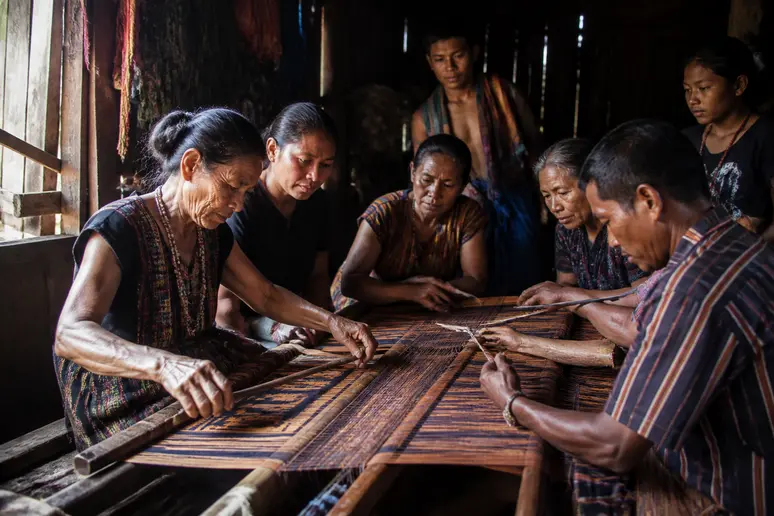 Traditionelles Ikat-Weben auf Sumba mit lokalen Handwerkern, die komplexe Muster erstellen.