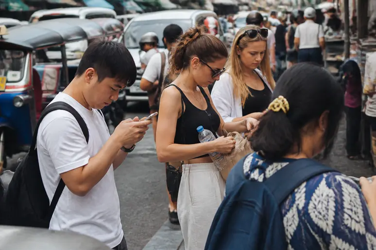 Touristen in Bangkok achten auf ihre Wertsachen in belebter Umgebung – thailand asia
