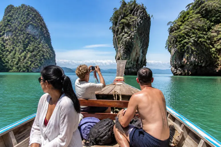 Bootsfahrt in der Phang Nga Bucht mit Kalksteinfelsen – Bang Niang Beach Thailand Tipps für Ausflüge.
