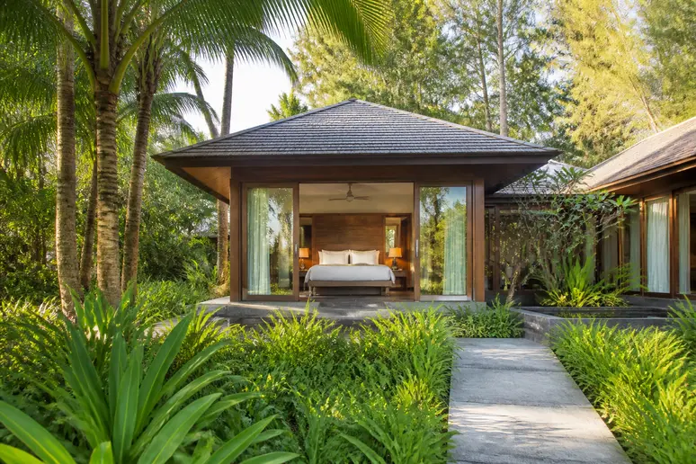 Moderne Palm Villa im ananea Beyond Khaolak mit Blick in den tropischen Garten