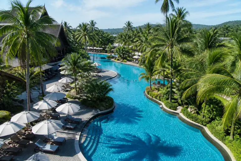 Weitläufige Poollandschaft im ananea Beyond Khaolak am Pak Weep Beach