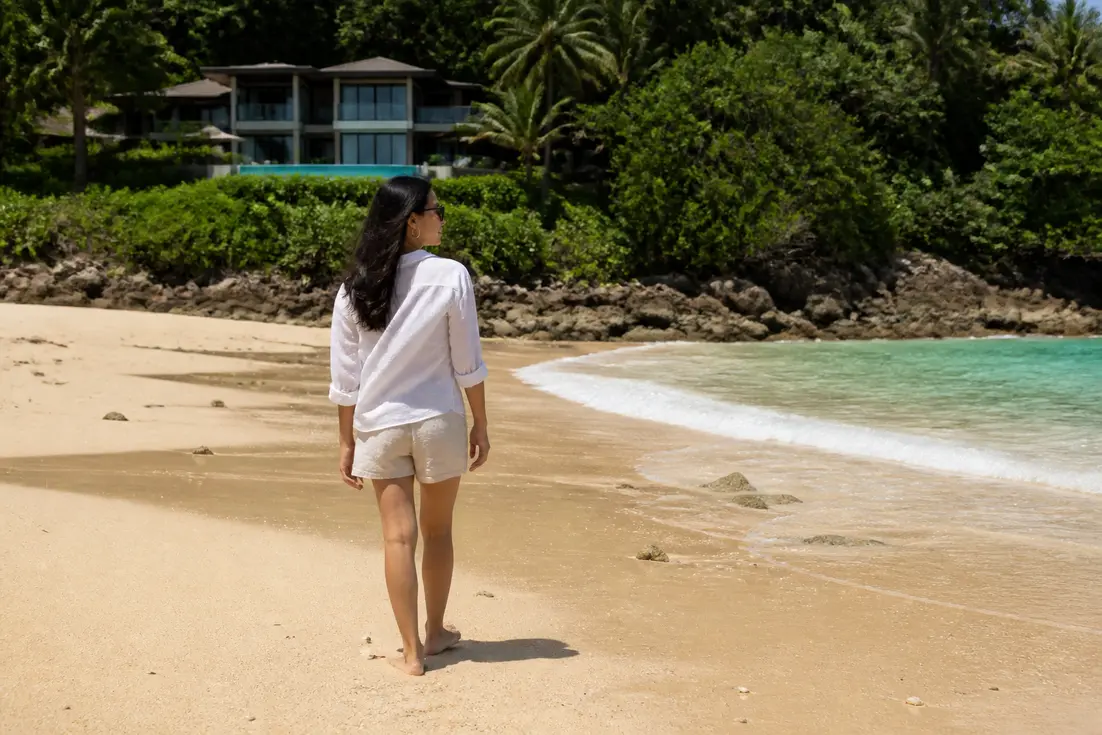 Beyond Resort Khao Lak Erfahrungen am Strand mit Blick auf die modernen Pool-Villen