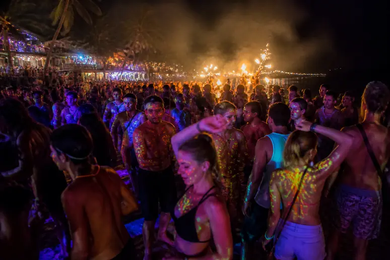 Feurige Shows und tanzende Menschen bei der Full Moon Party Haad Rin Beach in Thailand.