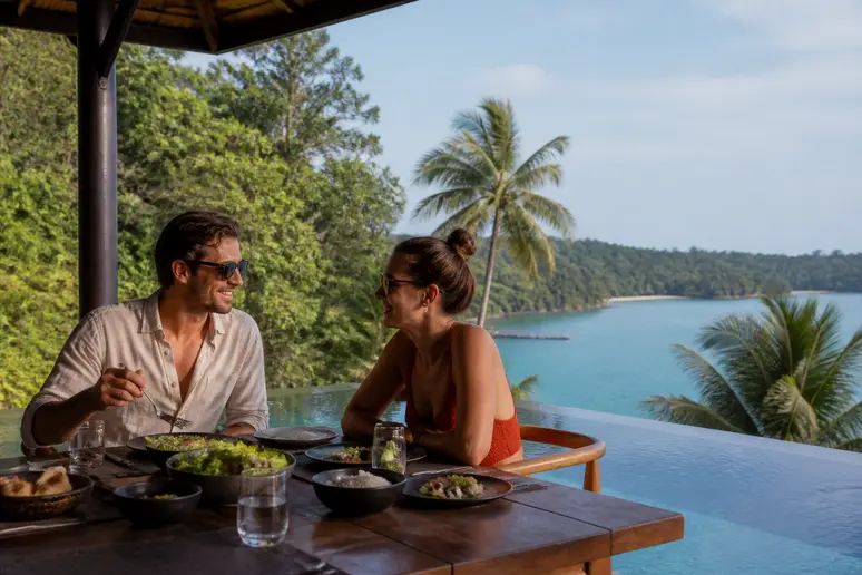 Luxuriöses Abendessen auf der Terrasse einer Villa im Kiri Resort Koh Kood mit Blick aufs Meer.