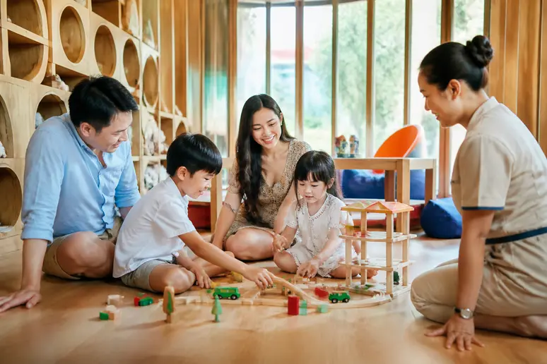 Familienfreundlicher Kinderclub im Kiri Resort Koh Kood mit altersgerechten Aktivitäten.