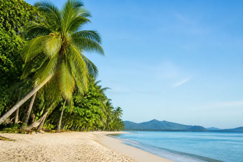 Sonniger Strand auf Koh Samui mit ruhigem türkisblauen Wasser im August