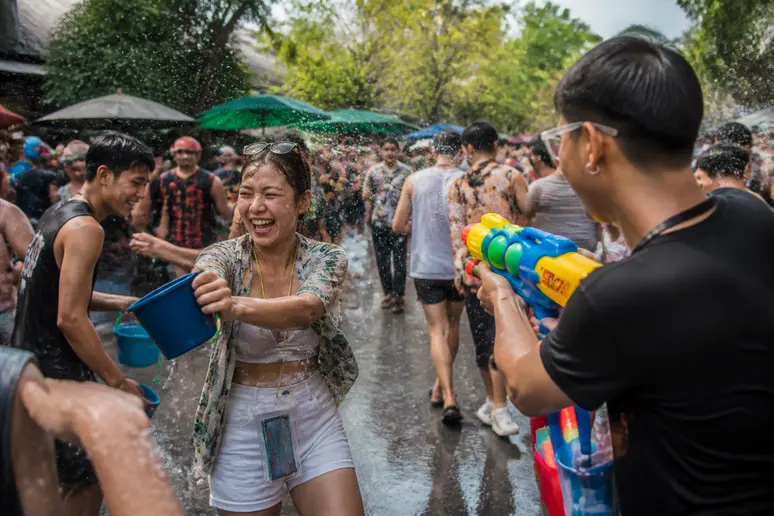 Menschen beim traditionellen Songkran-Wassermarkt und Festtreiben auf den Straßen Thailands im April
