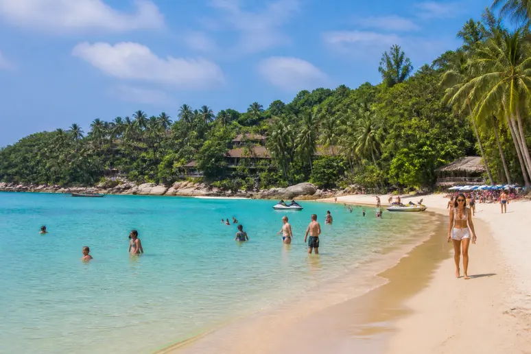 Sonnige Strände auf Koh Samui, ideal für Reisen im August mit gutem thailand wetter august