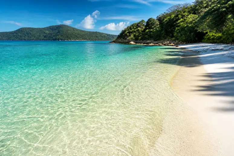 Klares türkisfarbenes Wasser und weißer Sandstrand an der Andamanensee in Thailand im Februar