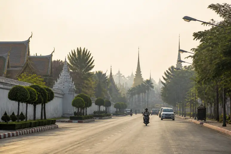 Leichter Dunst und Smog über den Straßen von Chiang Mai während der Trockenzeit im Norden