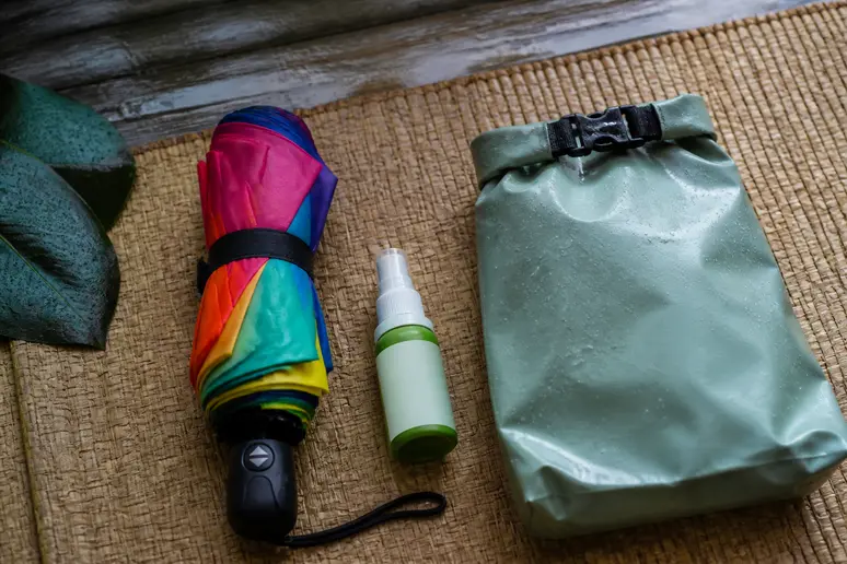Reiseutensilien für Thailand im Mai: Regenschirm, Mückenschutz, wasserdichte Tasche, Thailand Wetter Mai.