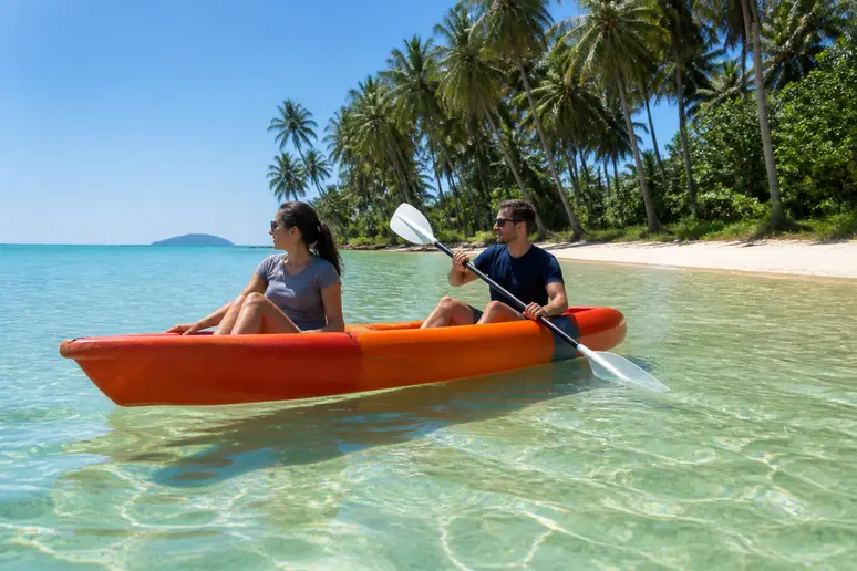 Gäste genießen Kajakfahren in der Nähe des The Treasure Koh Madsum Resorts, ein Beispiel für die Aktivitäten und die Erlebnisse am Strand, die die The Treasure Koh Madsum Erfahrungen ausmachen.