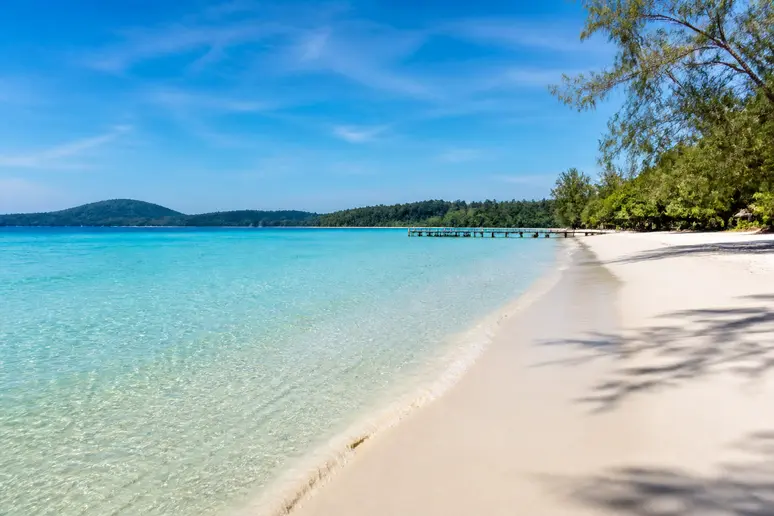 Sonniger Strand auf Koh Rong mit ruhigem Wasser für den perfekten Strandurlaub
