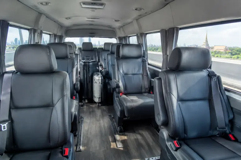 Geräumiger Innenraum eines Minivans für den Familientransfer in Bangkok
