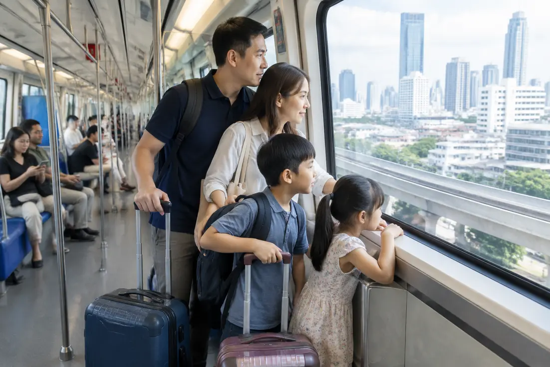 Familie reist entspannt mit dem Skytrain für die Strecke bkk to sukhumvit in Bangkok