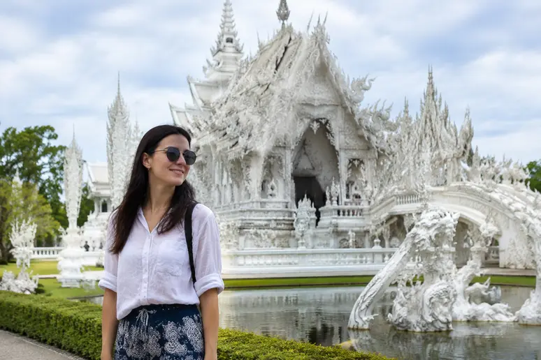 Besucher vor einer Tempelanlage in Chiang Rai bei Tageslicht