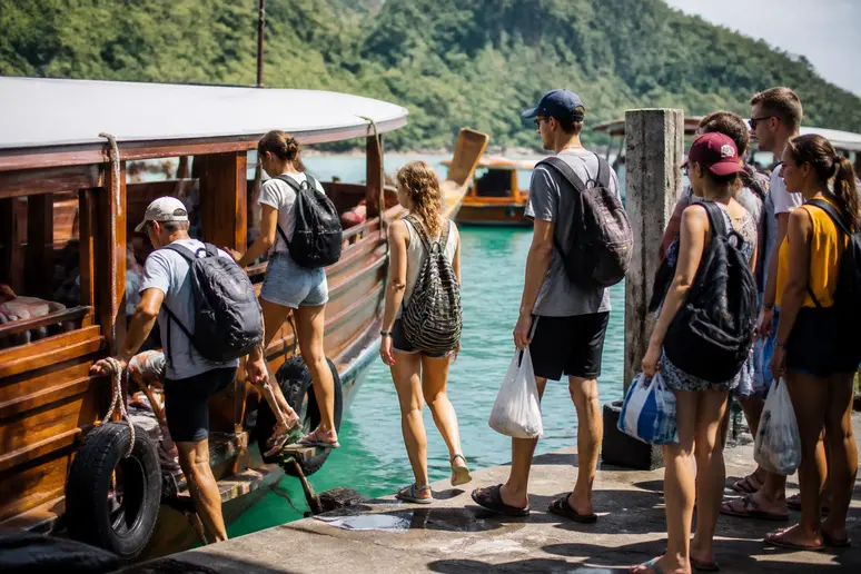Passagiere beim Einsteigen in ein Boot am Baan Nam Khem Pier für die Überfahrt nach Koh Kho Khao