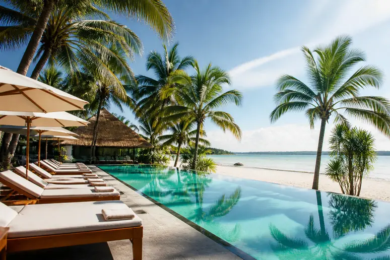 Swimmingpool und Liegen im C&N Kho Khao Beach Resort nahe dem Strand der Andamanensee