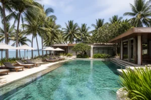 Einblick in die Hotelanlage und den Poolbereich vom C&N Kho Khao Beach Resort in Thailand