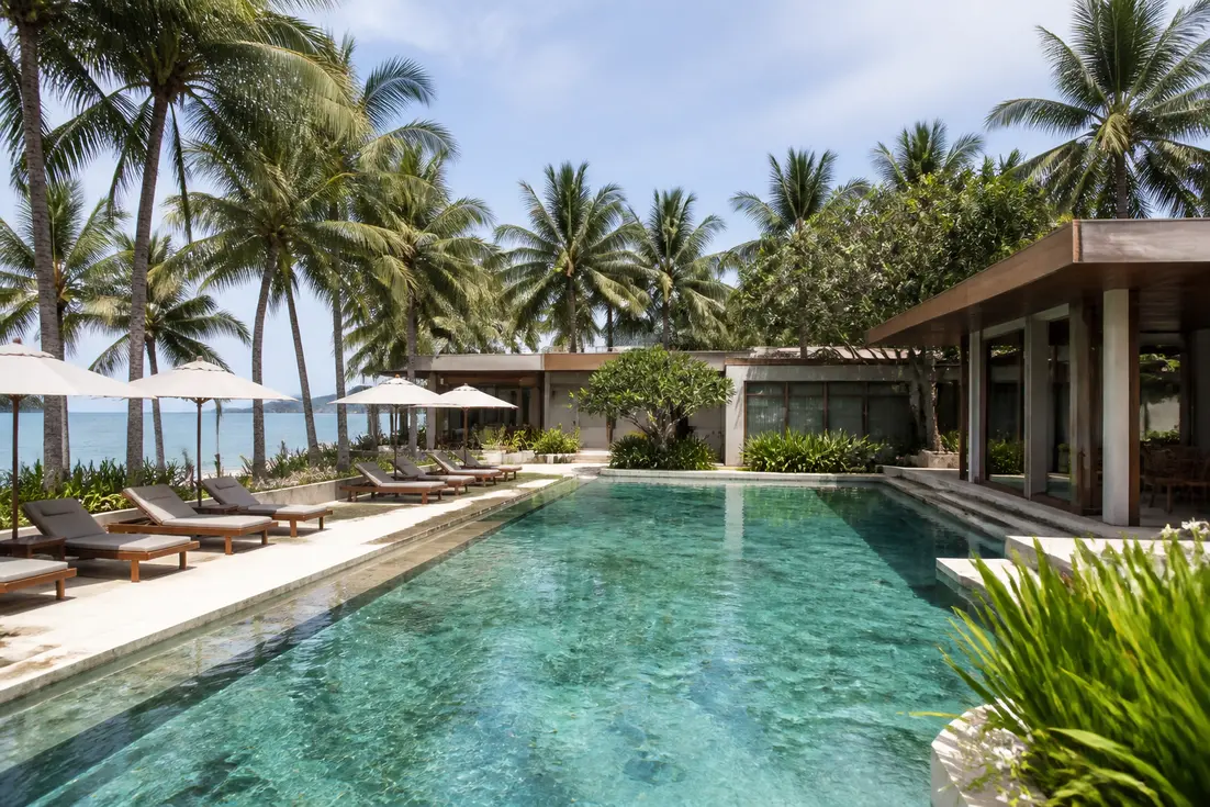 Einblick in die Hotelanlage und den Poolbereich vom C&N Kho Khao Beach Resort in Thailand