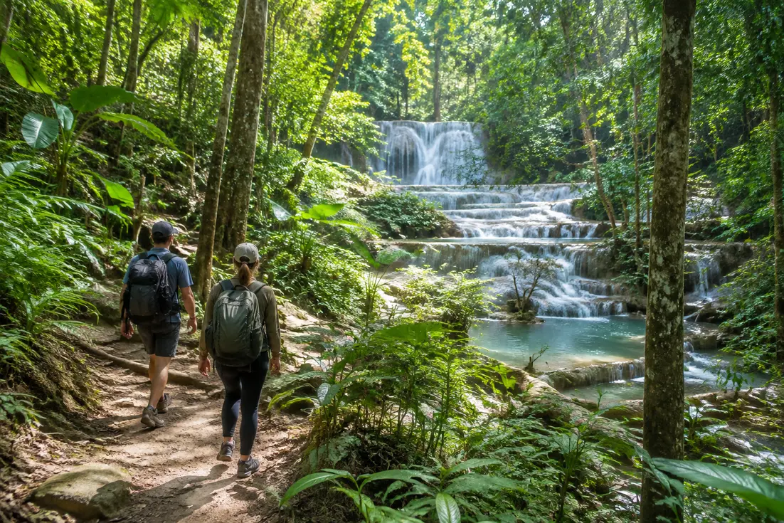 Wanderer auf dem Weg zur oberen Kaskade vom erawan waterfall thailand im Nationalpark.