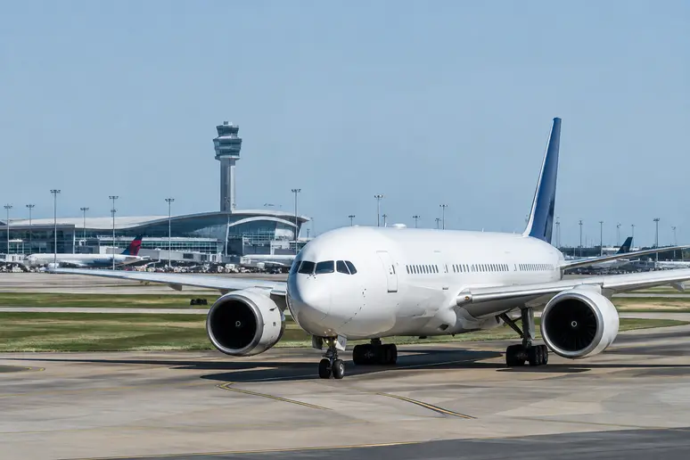 Ein Flugzeug steht auf dem Rollfeld eines großen internationalen Flughafens für Flüge nach Thailand.