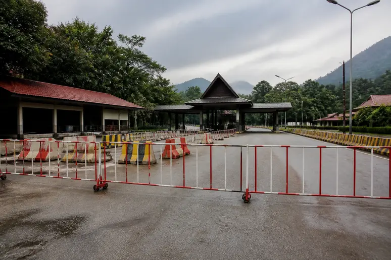 Geschlossener Grenzübergang mit militärischer Sicherheitsabsperrung im thailändisch-kambodschanischen Grenzgebiet