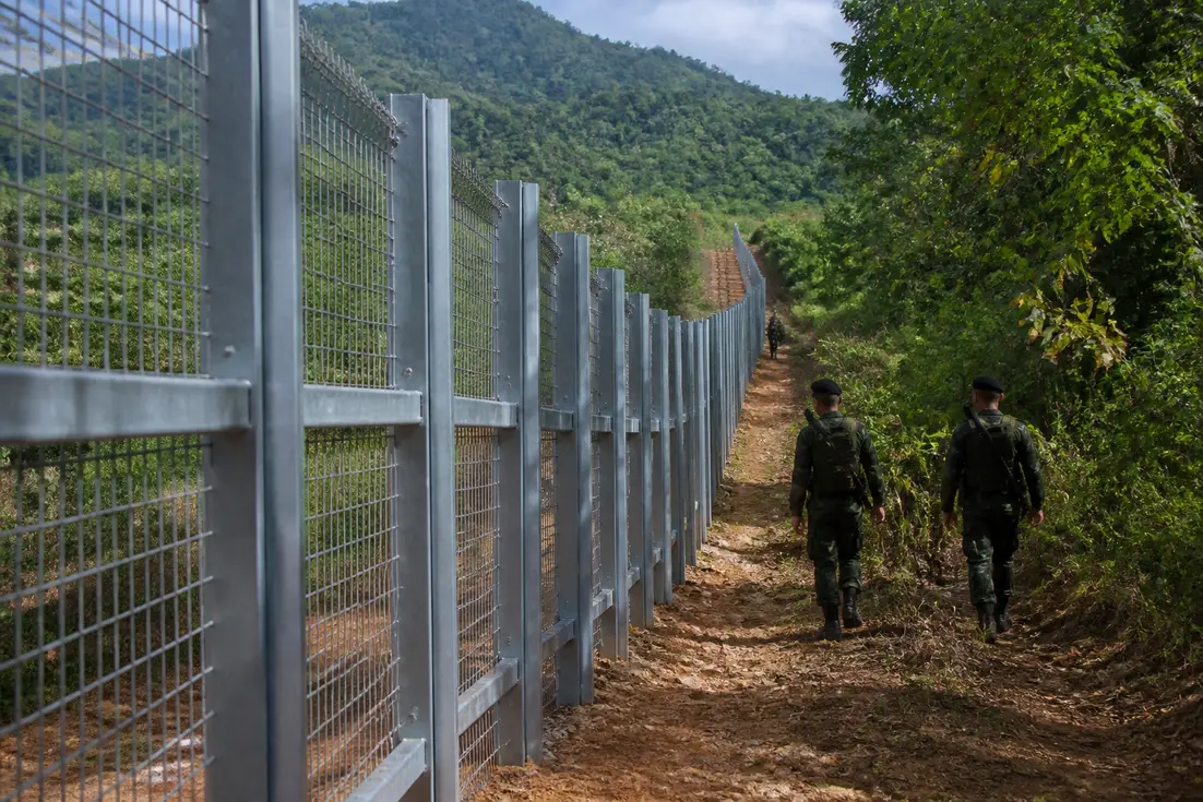Ein neuer Grenzzaun an der thailändisch-kambodschanischen Grenze veranschaulicht den aktuellen grenzkonflikt thailand kambodscha vor Ort.