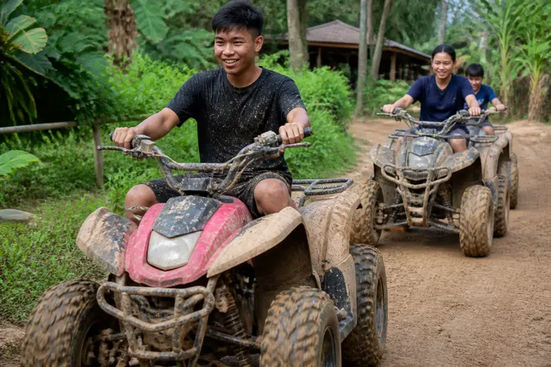 Jugendliche bei einer Quad-Tour auf einem Outdoor-Parcours in der Nähe von Cha-Am.