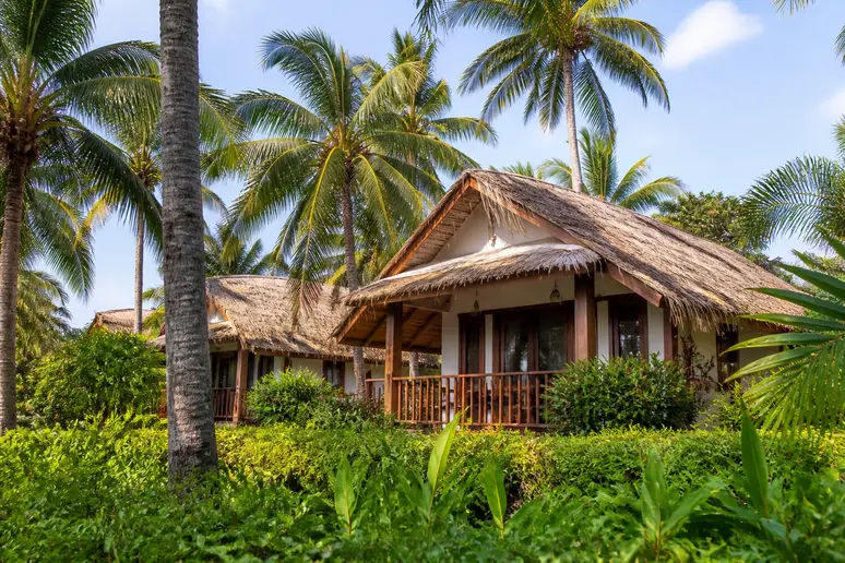Bungalows und Unterkünfte im C&N Kho Khao Beach Resort eingebettet in tropische Natur