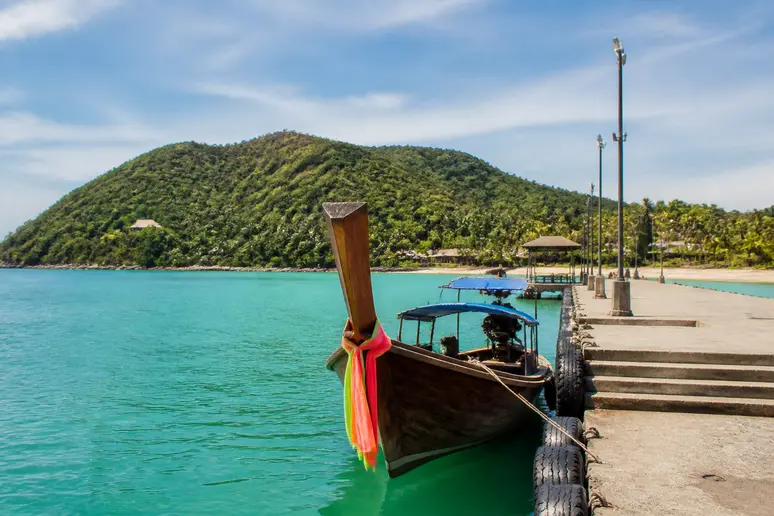 Traditionelles Longtailboot am Festland-Pier für die Ko Muk Urlaub Überfahrt