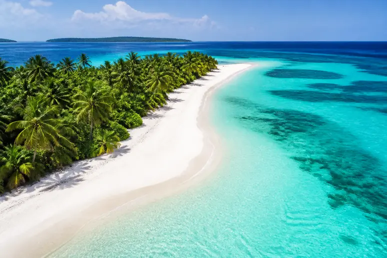 Weisse Sandzunge des Sivalai Beach mit klarem türkisblauem Wasser für den Ko Muk Urlaub