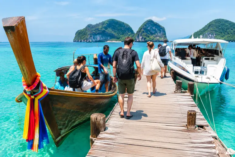 Boote am Steg von Phuket für die Überfahrt nach Ko Racha Yai