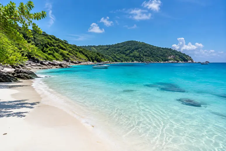 Tropischer Sandstrand und klare Bucht auf Ko Racha Yai in Thailand
