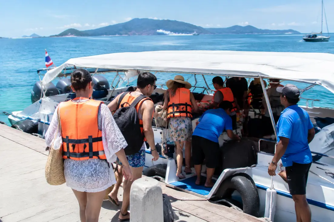 Schnellboot am Pier bereit für eine Fahrt nach ko racha yai phuket thailand