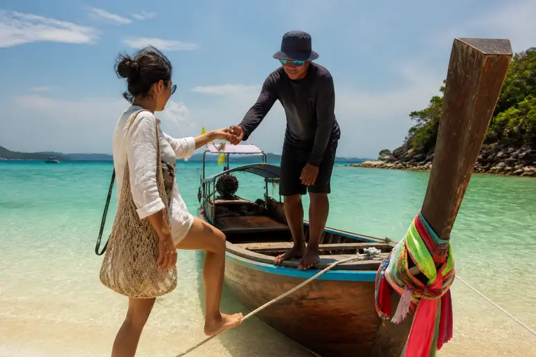 Traditionelles Longtail-Boot am Sandstrand für den Bootstransfer nach Koh Adang