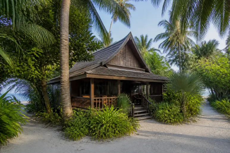 Traditioneller Holzbungalow inmitten tropischer Natur auf der ruhigen Insel Koh Bulon
