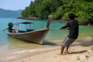 Ein lokaler Bootsfahrer am Strand von Koh Bulon ruhige Insel bei Tageslicht