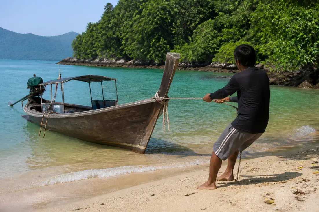Ein lokaler Bootsfahrer am Strand von Koh Bulon ruhige Insel bei Tageslicht