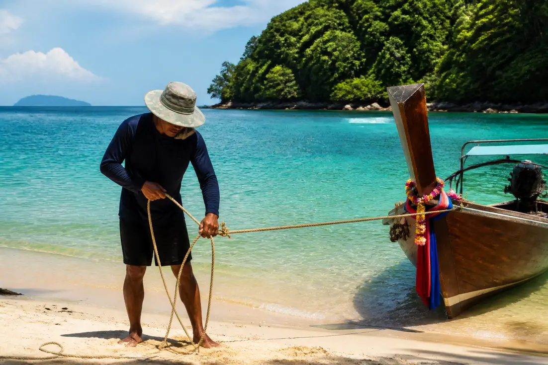 Ein authentischer Koh Kradan Reiseführer zeigt die malerische Küste und das kristallklare Wasser im Nationalpark.
