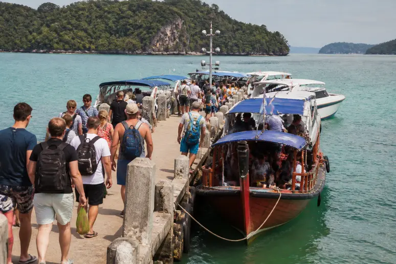 Fähren und Motorboote am Pier zur Überfahrt nach Koh Larn im Hafen von Pattaya