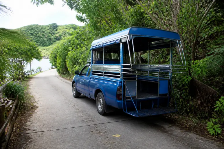 Sammeltaxi bereit für den Transport zu den Stränden auf Koh Larn