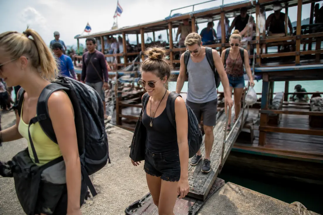 Besucher betreten nach der Bootsüberfahrt mit diesem Koh Larn Reiseführer die Anlegestelle der Tropeninsel.